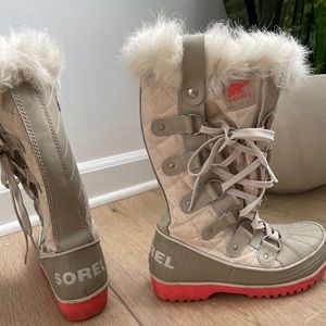 Sorel side tie tofino boot